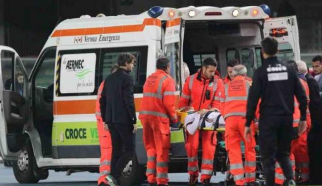 “Portato via in ambulanza”: partita interrotta e compagni scioccati | L’Italia del calcio è senza parole