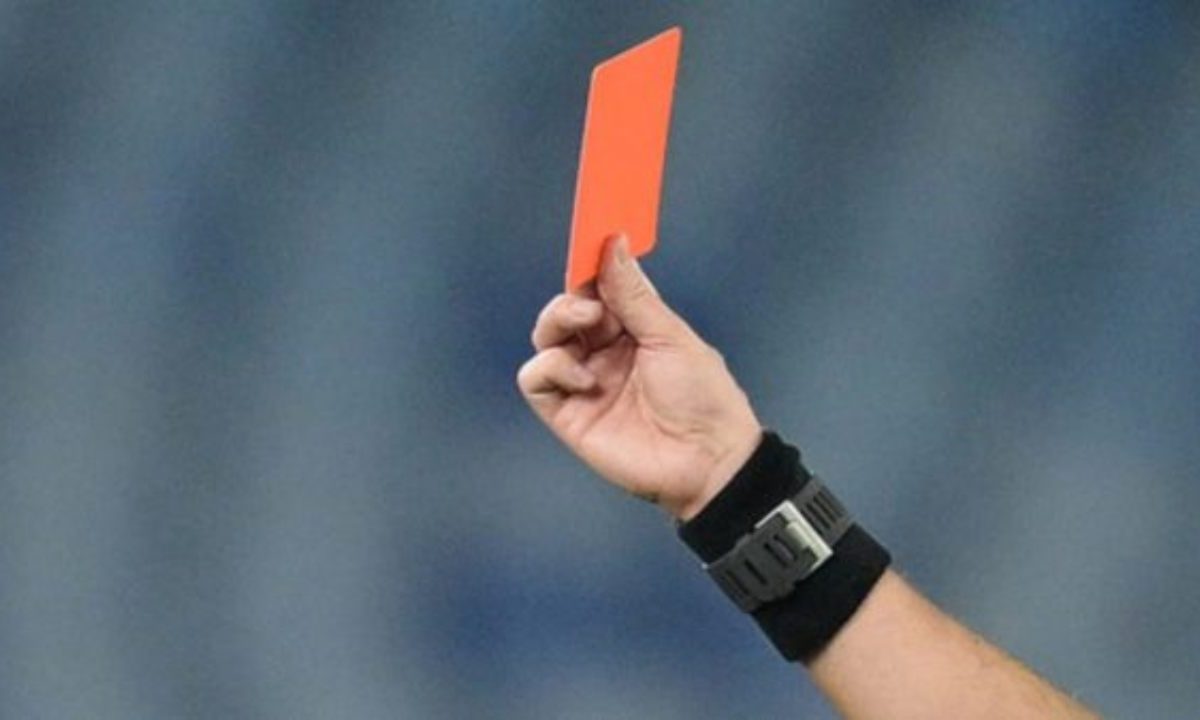 Schiaffo in faccia e cartellino rosso | Sembra assurdo ma erano compagni: l’arbitro non ha avuto alcun dubbio