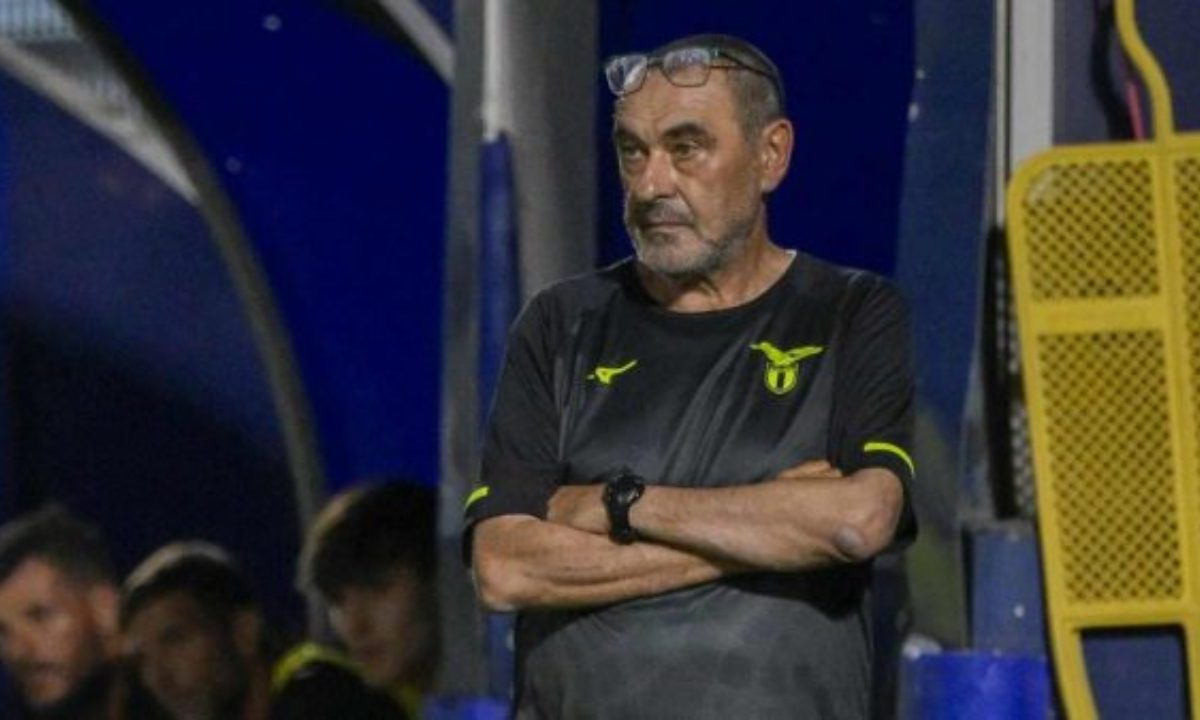 Sarri, sorriso a mezza bocca | Dopo la vittoria una brutta notizia: un suo fedelissimo si è infortunato