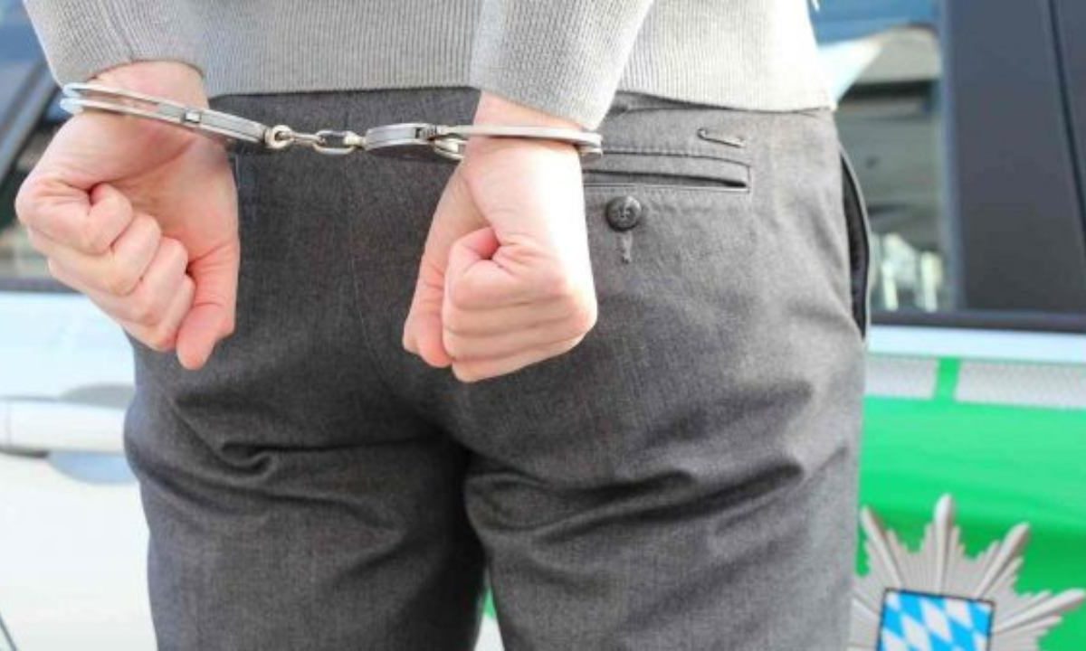 Il mondo del calcio è senza parole: violenta rissa e arresto immediato | Il bomber della Nazionale è finito in manette