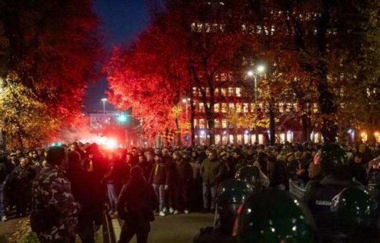 “Calci, schiaffi e sputi”: brutale aggressione da parte dei tifosi | Colpiti diversi giocatori rossoneri