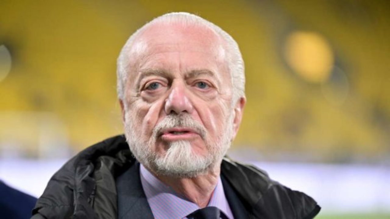 Napoli, l’addio è ufficiale: “Trasferimento a titolo definitivo” | Il difensore vola in Germania