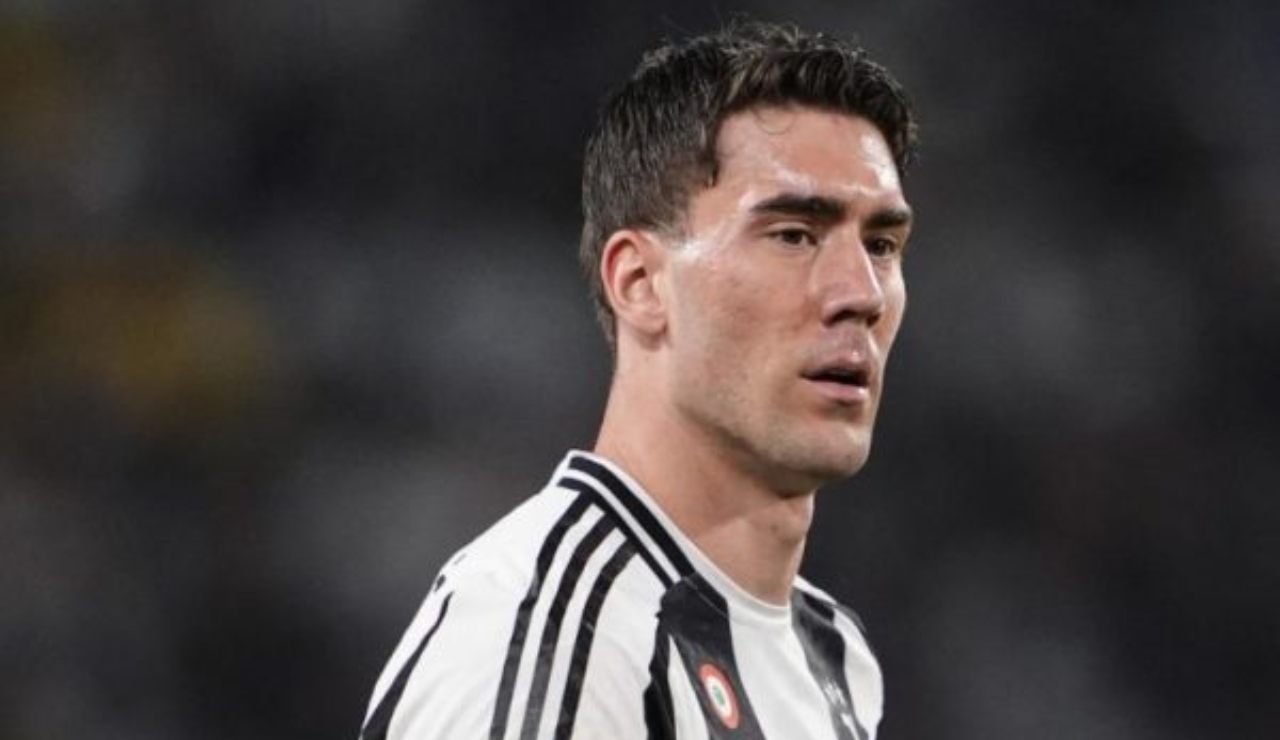 Ti vogliamo a tutti i costi: la Juventus non molla il centravanti | L’hanno scelto per rimpiazzare Vlahovic